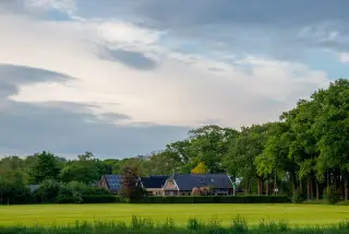 Maison individuelle équipée de panneaux solaires dans un paysage de campagne