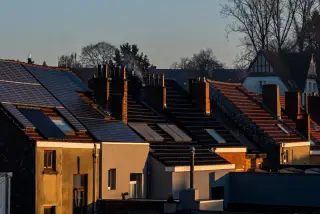 Maisons en bande équipées de panneaux solaires en toiture