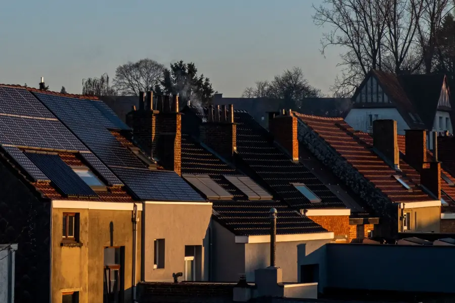 Rangée de maisons en bande dont les toitures sont équipées de panneaux photovoltaïques