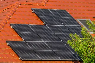 Installation photovoltaïque sur une toiture résidentielle en tuiles